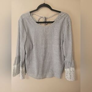 🌸4/25🌸Elegant Striped Lace Blouse